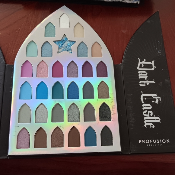 Profusion Dark Castle 32 Shade Palette - Picture 2 of 6